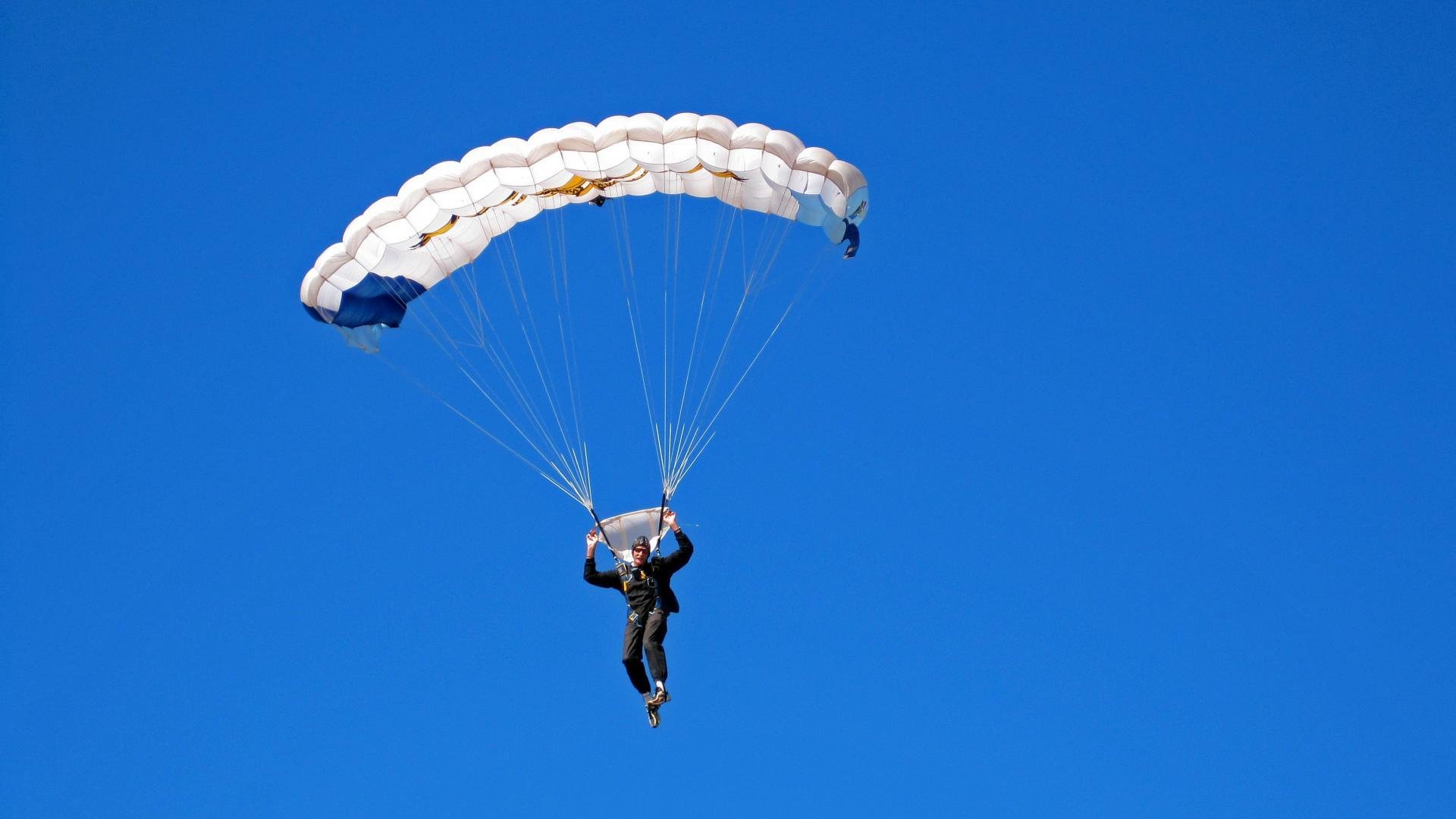 F1新赛季揭幕战焦点战，赛场如战场，新西兰压制安哥拉启示录